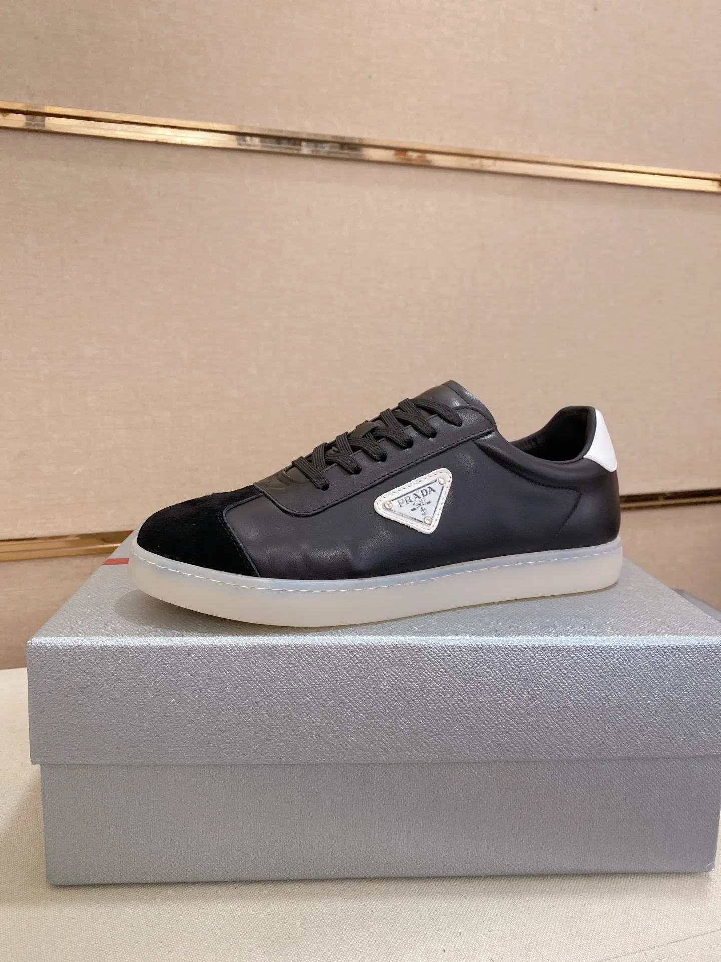Men's shoes 💰 540💰 ✔️✔️✔️High-quality new PRADA counters are launched at the same time. The new men's shoes and 😘fabrics are selected from first-layer cowhide and are made by pure handicrafts. Lining: Full cowhide lining. 👍🏿 High-end ☄️ air-cushion molded anti-slip rubber outsole, exquisite lines, simple and elegant, comfortable and high-end for leisure travel. Code number: 38 to 44